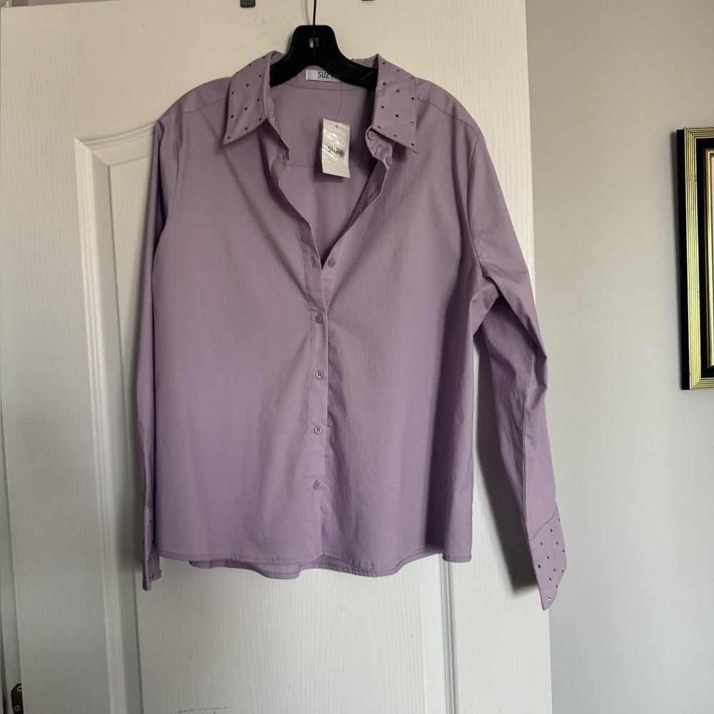 NWT Suzy Shier Lilac Button-Down Shirt with Studded Collar and cuffs. Ptp 22